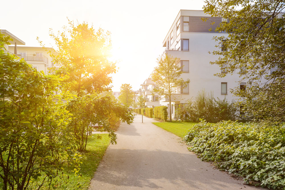 Moderna bostäder med ett omgivande grönområde.